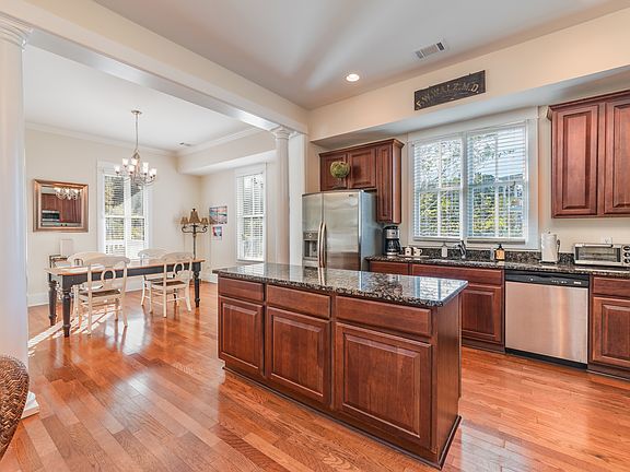 Huge, open kitchen & dining 