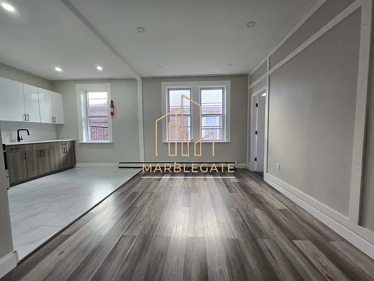 380 N 11th St #5E — Photo 2