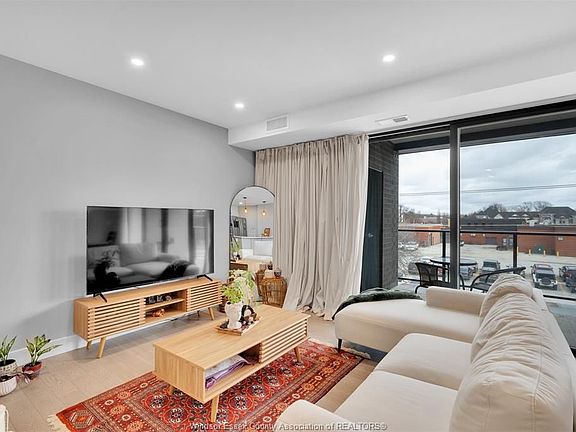 5th image of 140 Main St E #303