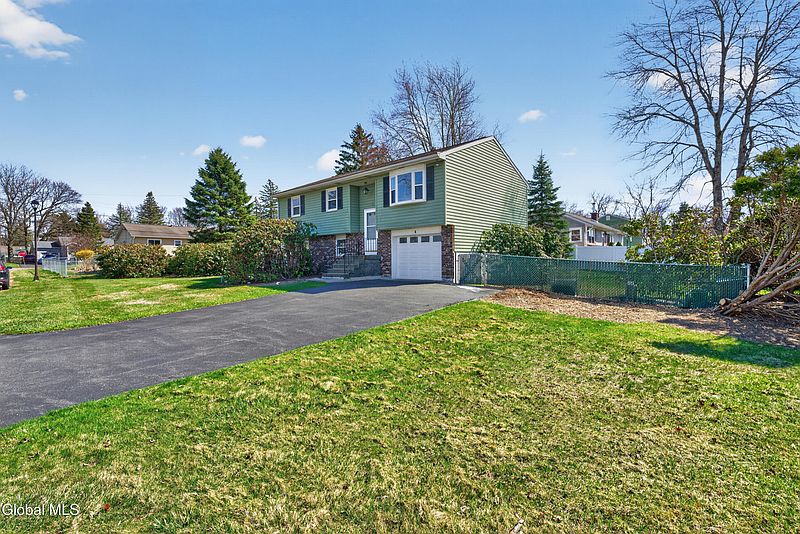 3rd image of 2 Maple Drive
