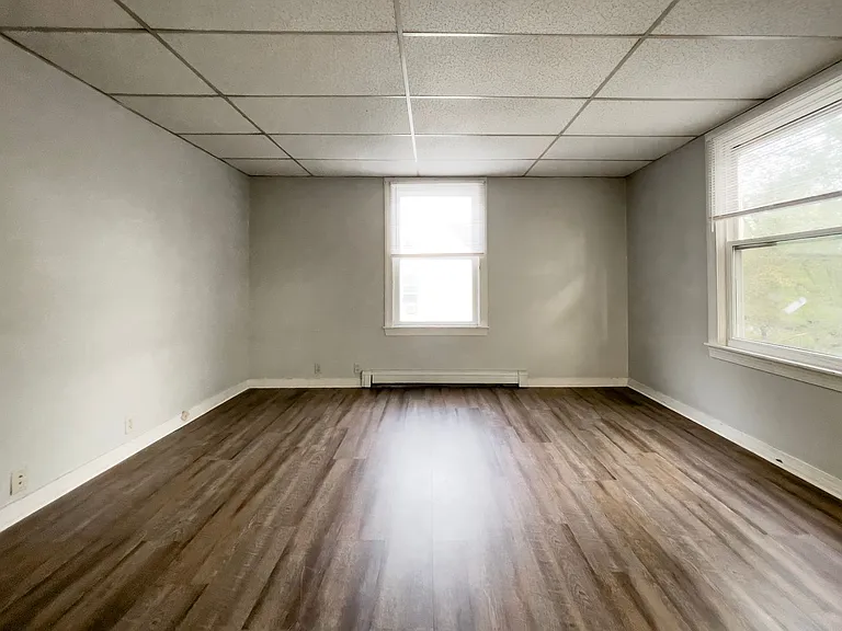 Preleasing For August! Close To Campus — Photo 4