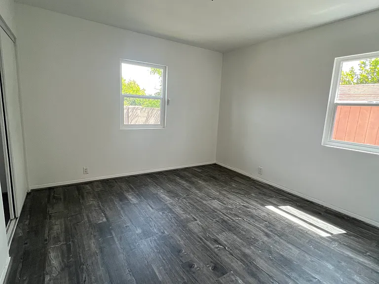 430 W Plum St — Photo 9