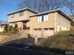 786 Oakwood Ln, Ridgefield, NJ 07657