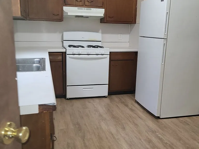148 N Maple Ave — Photo 2