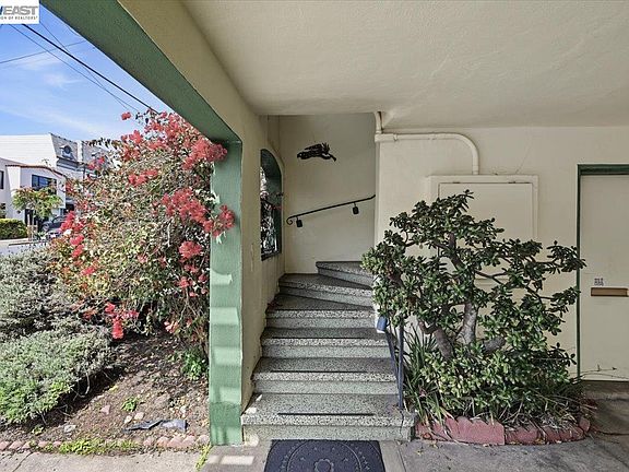 4th image of 826-828 30th Ave