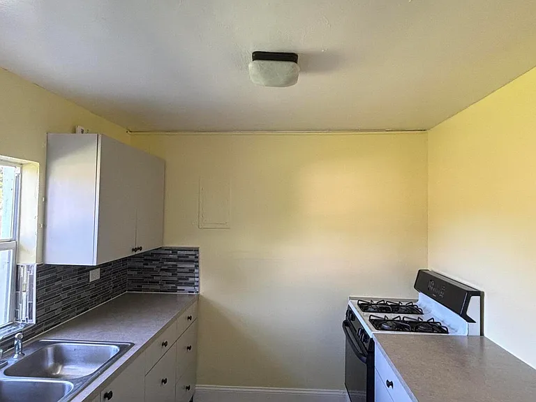 328 Urquhart St — Photo 10