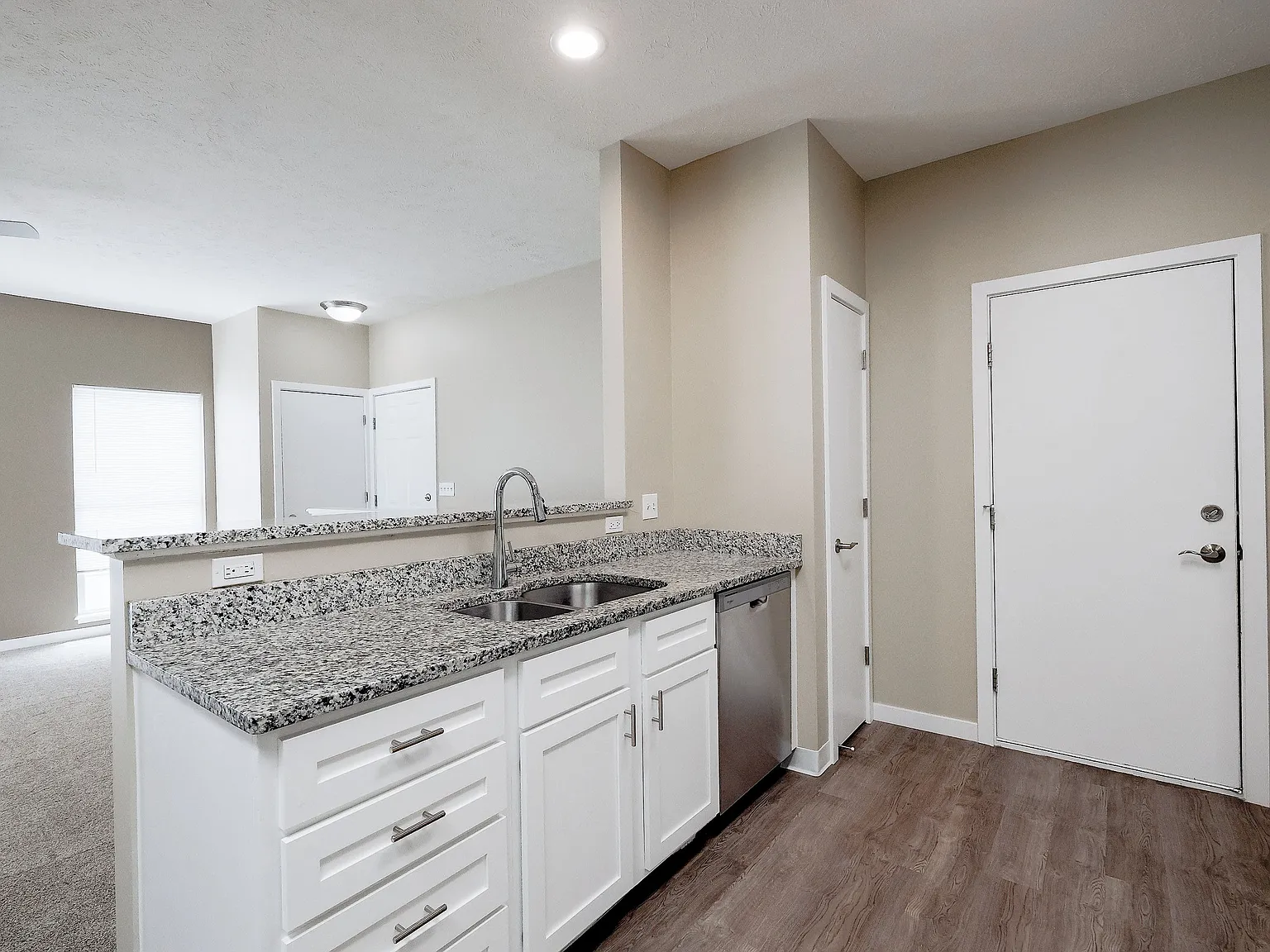 4 bed, 2048 sqft, $2,059 — Photo 3