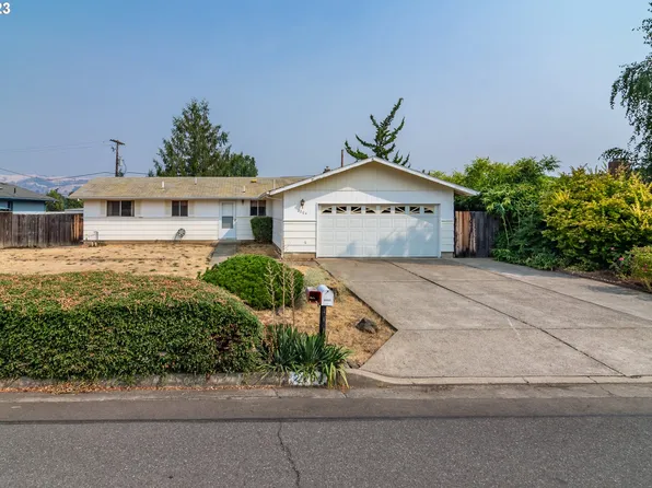 2204 Green Ave, Roseburg, OR 97471