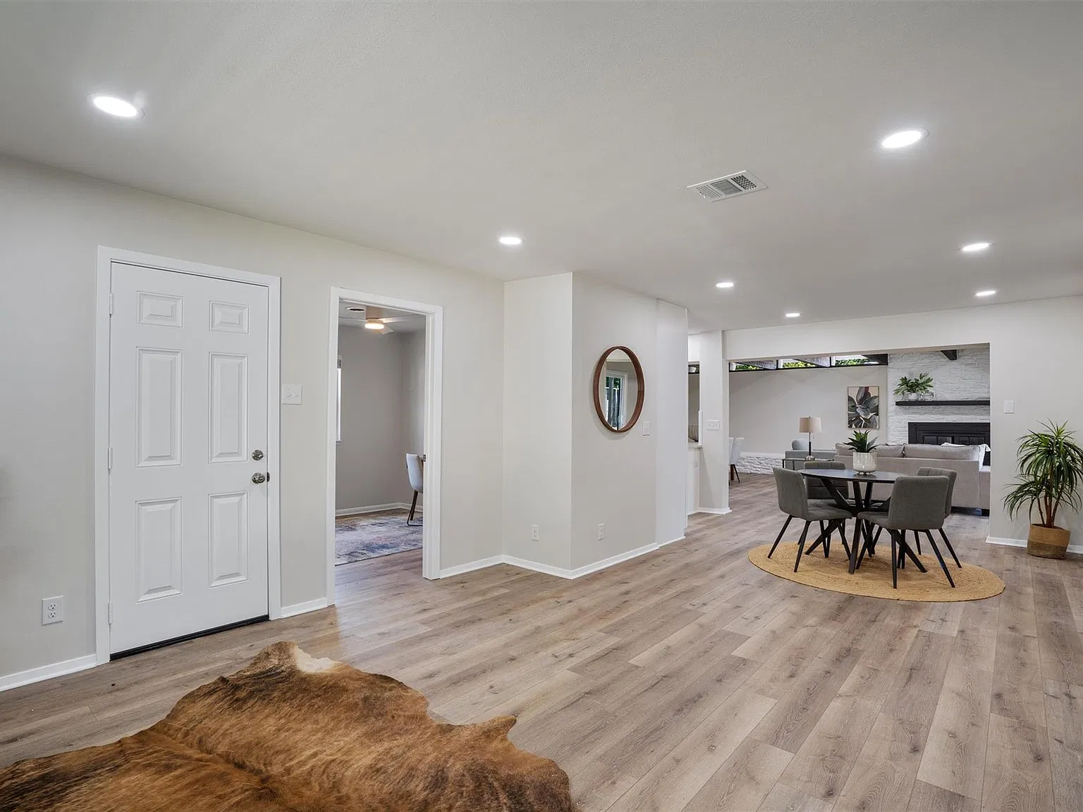 4 bed, 2.0 bath, 1748 sqft, $3,200 — Photo 4