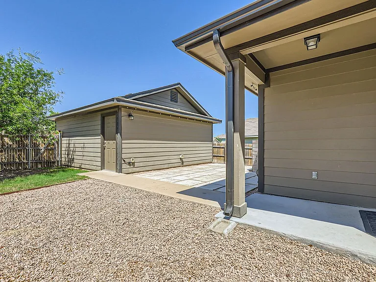 2108 Langdale Ln — Photo 11