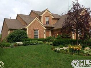 220 Franklin Lake Cir, Oxford, MI 48371