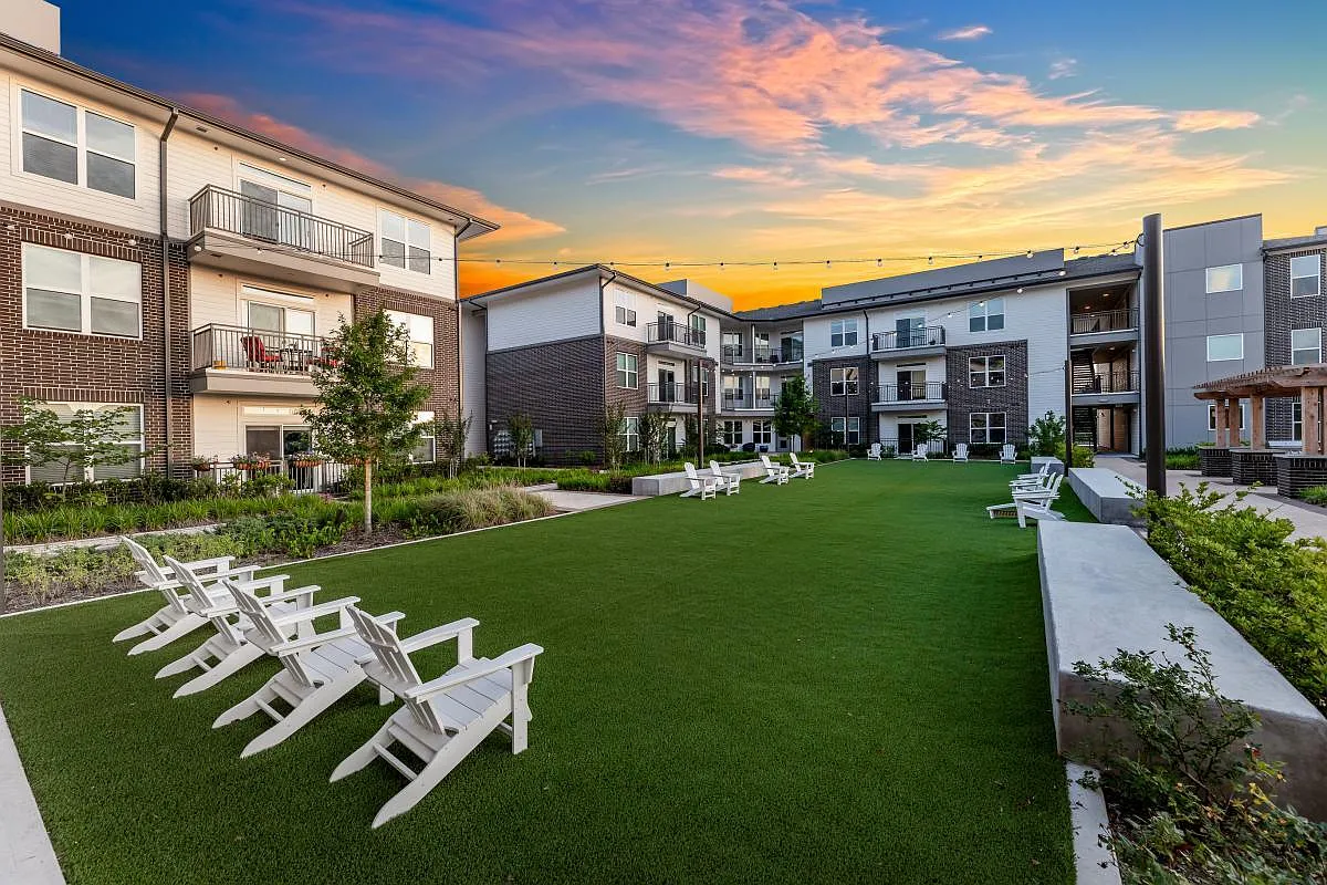 Lake Walk at Traditions Apartments — Photo 2