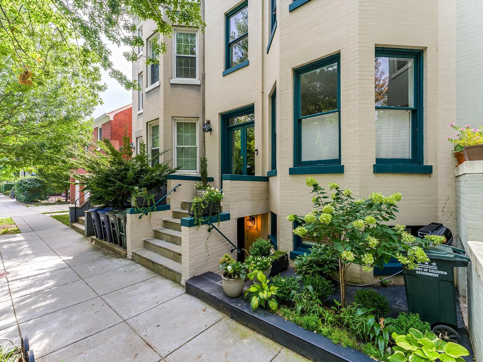 1 bed, 1050 sqft, $2,990 — Photo 2