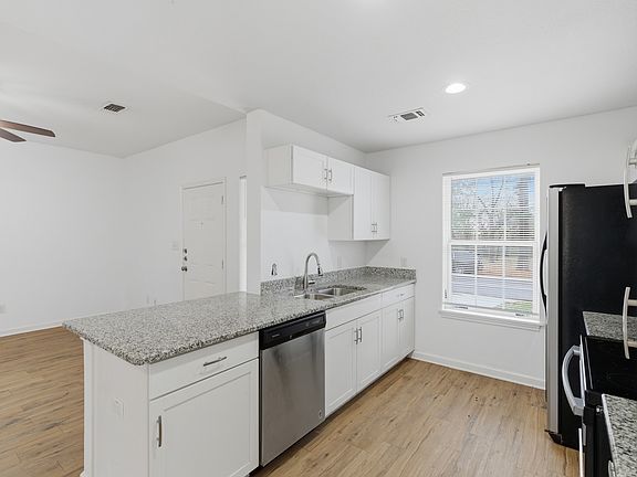 5th image of 227 W Murray St