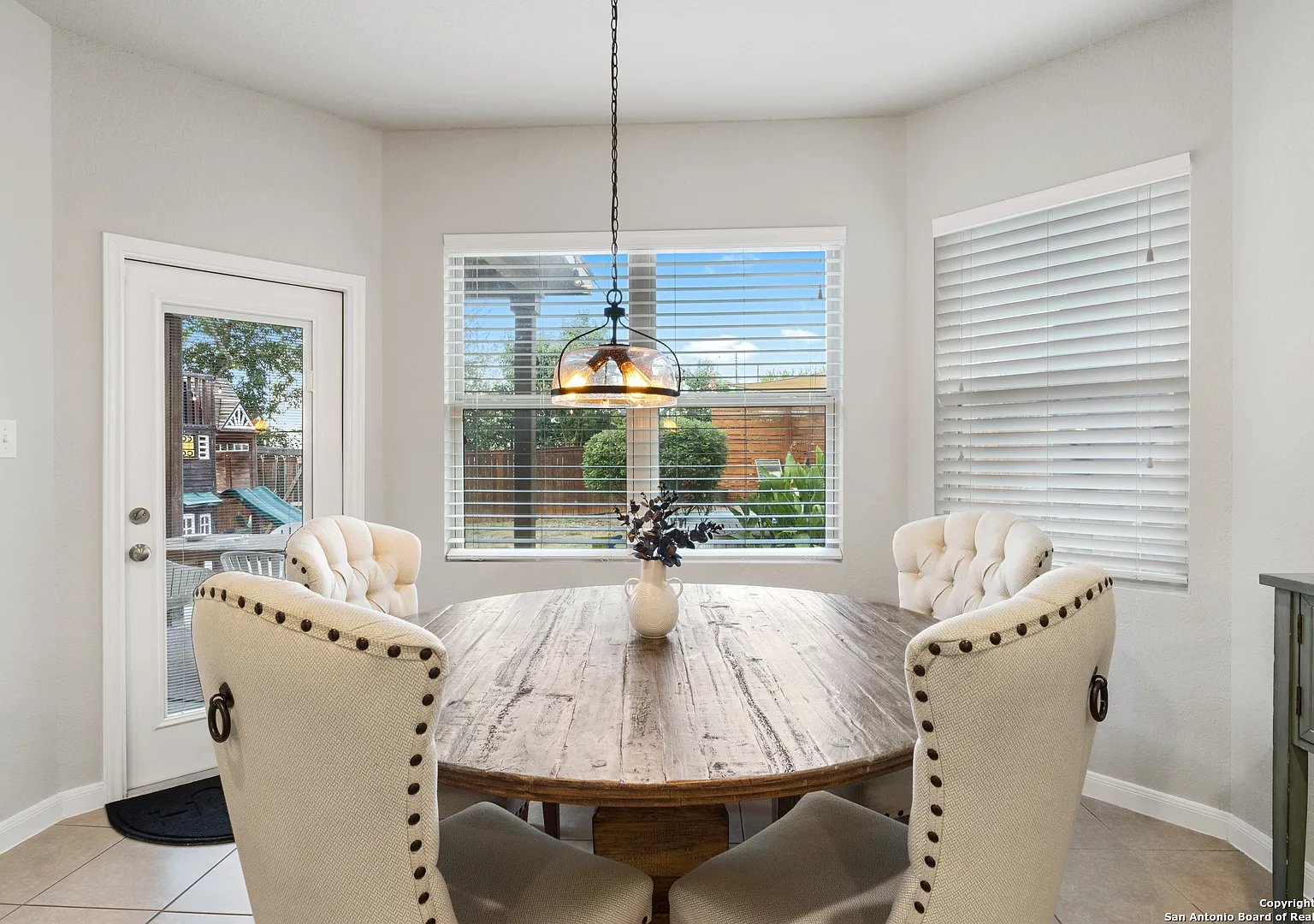4 bed, 2.5 bath, 2515 sqft, $2,300 — Photo 4