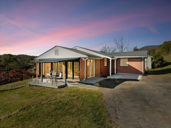 202 Center St, Pembroke, VA 24136