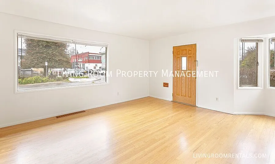 Mid-Century Two Bedroom in Sullivan's Gulch! — Photo 2