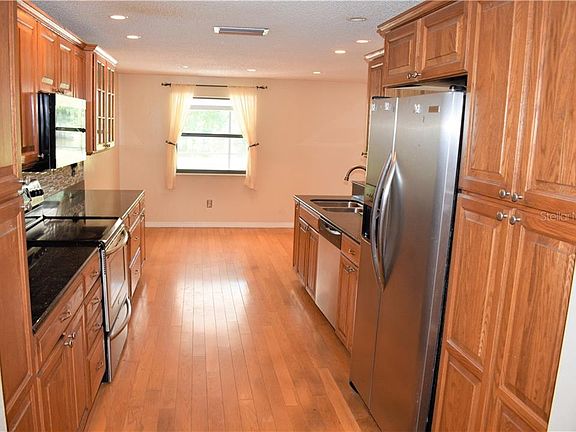 5th image of 575 Longwood Ct