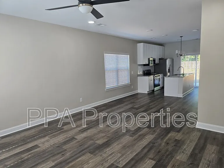 402 Giles St — Photo 29