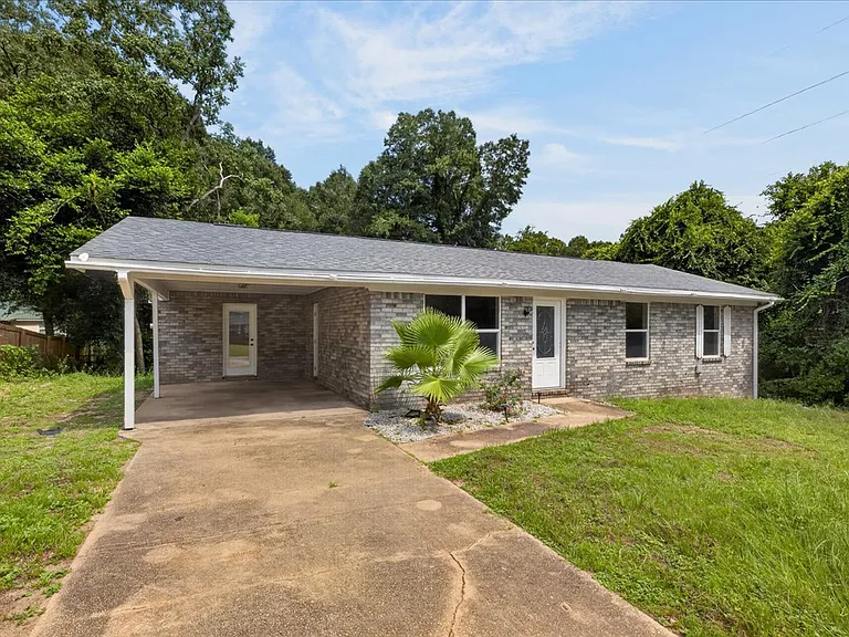 213 Amellia Pl — Photo 2