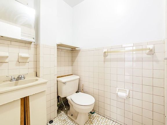 5th image of 809 Lexington Ave APT 3R