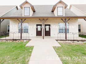 212 Sandstone Dr, Jarrell, TX