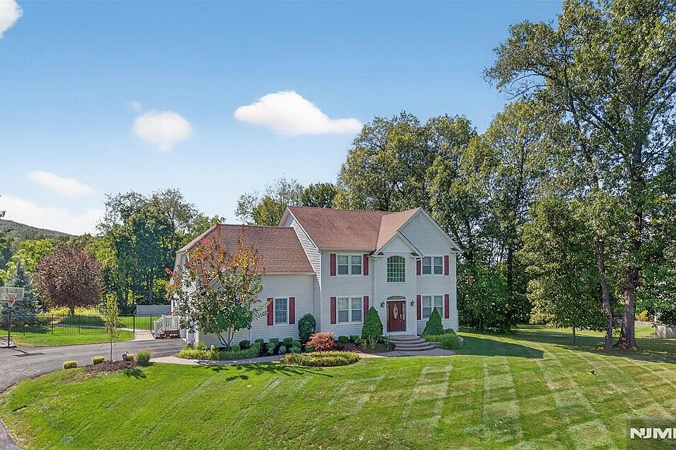 1st image of 30 Somerset Ln