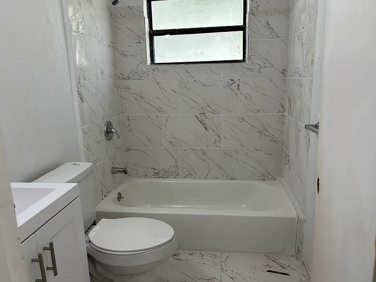 14 N Fiske Blvd — Photo 4
