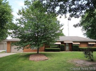 1746 McQueen Rd, Pleasant Plains, IL 62677