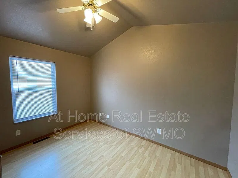 3 bed, 2.0 bath, 1400 sqft, $1,155 — Photo 4