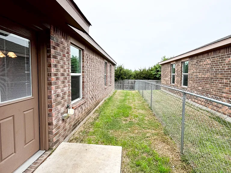 1515 Justin Loop #B — Photo 36