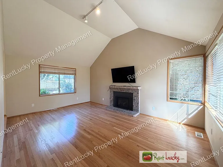 3734 Braeburn Dr NE — Photo 5