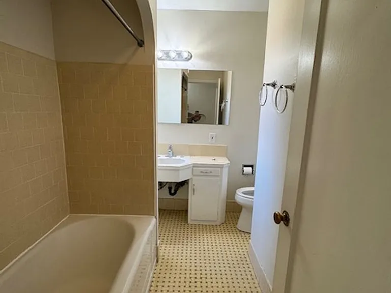 1257 N Van Ness Ave — Photo 26
