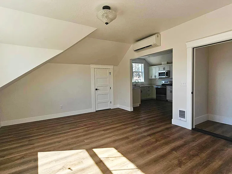 541 Brooks St — Photo 7