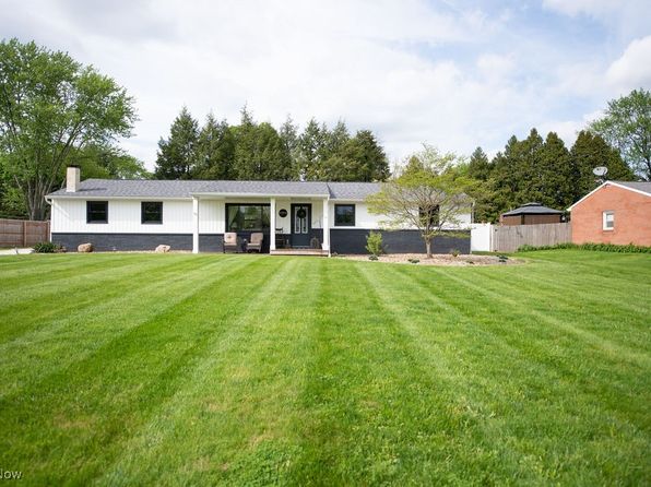 1101 Woodland St SW, Hartville, OH 44632