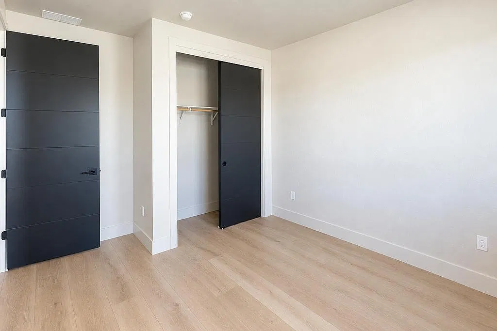 6558 Constantine — Photo 4