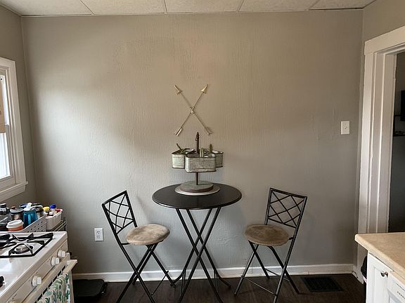 4th image of 216 W 2nd St #1