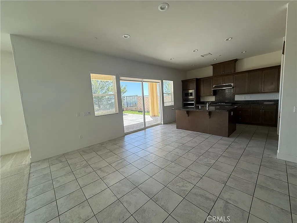 5 bed, 3371 sqft, $5,300 — Photo 3
