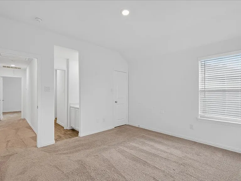 1501 Lake Grove Dr — Photo 7