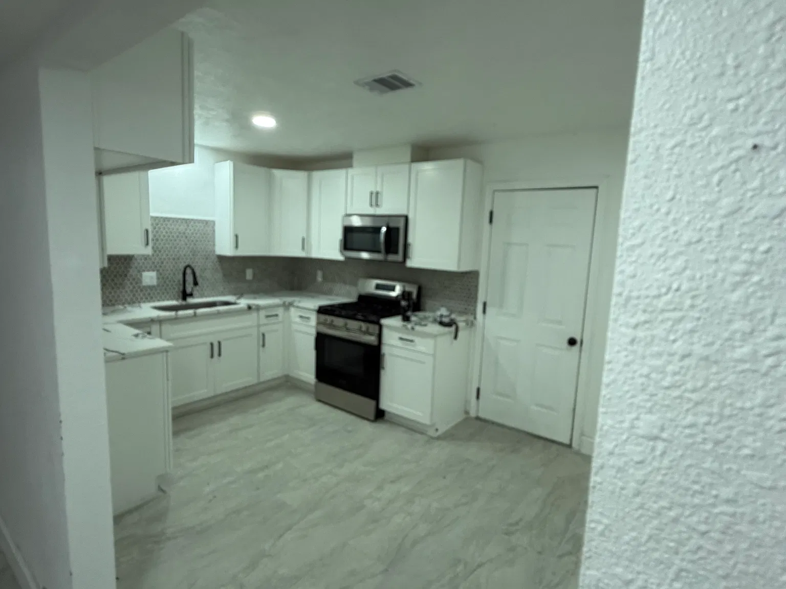 3 bed, 1.5 bath, 1202 sqft, $2,000 — Photo 2