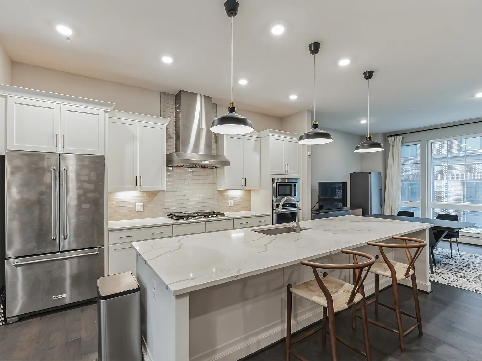 4 bed, 4.5 bath, 2700 sqft, $5,695 — Photo 2