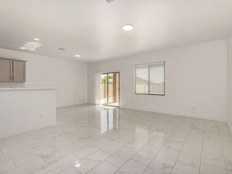 24409 W Sheraton Ln — Photo 7