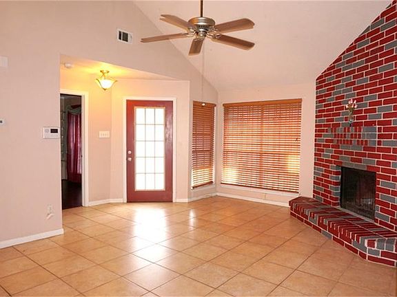 Nice high ceilings and gorgeous fireplace for entertaining