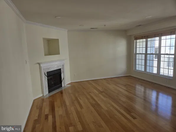 2497 Angeline Dr APT 303, Herndon, VA 20171