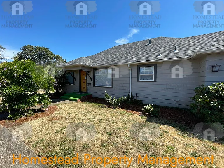 287 SE Ash St — Photo 1