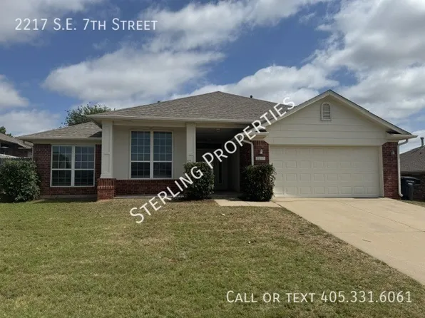 2217 SE 7th St, Moore, OK 73160