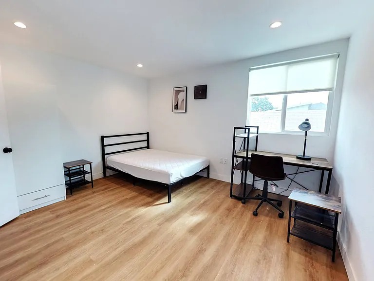 1651 W 37th Pl — Photo 37