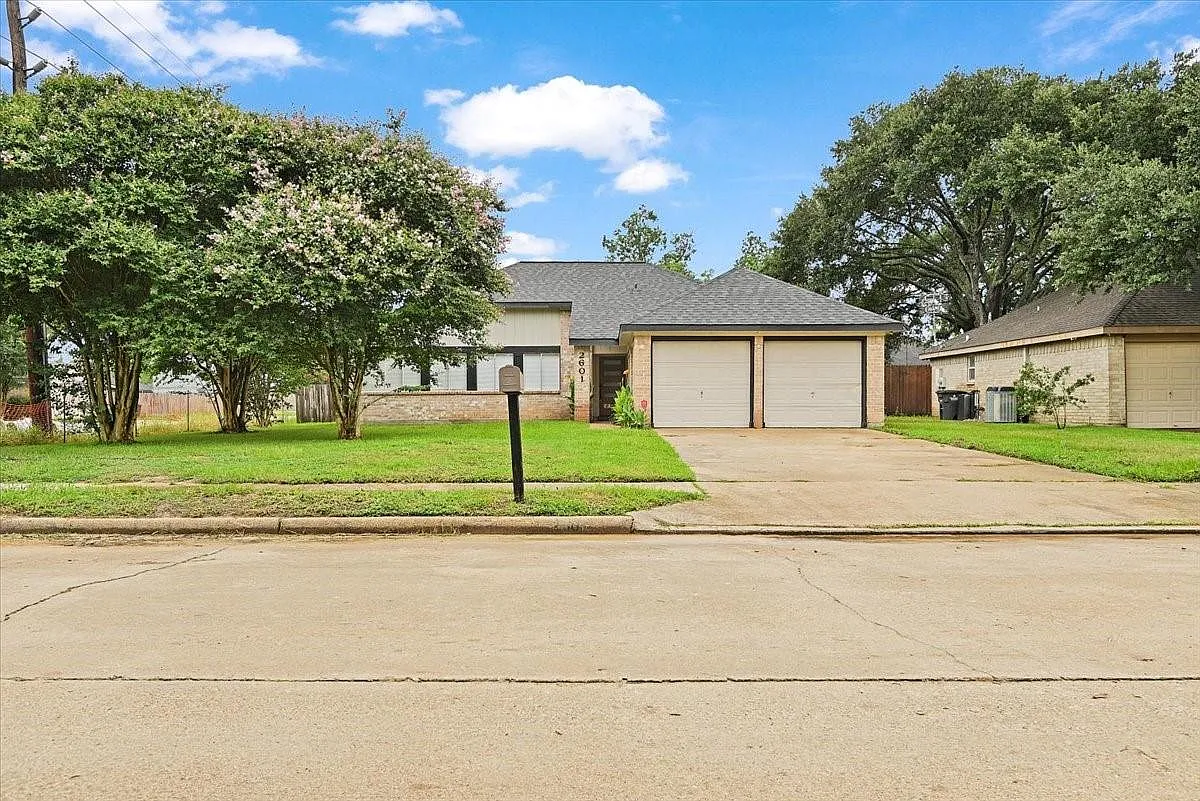 3 bed, 2.0 bath, 1289 sqft, $2,000 — Photo 1