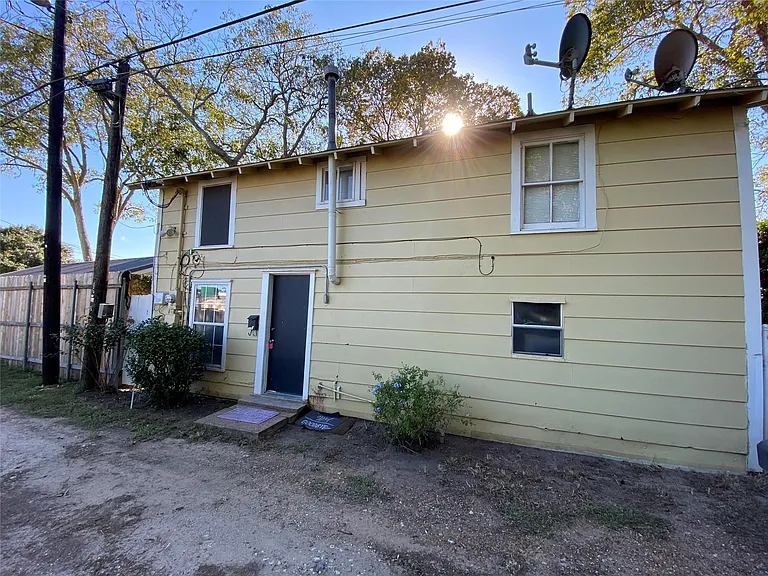 208 1/2 Avenue A — Photo 29