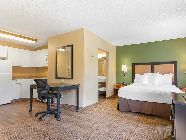 Deluxe Studio - 1 Queen Bed